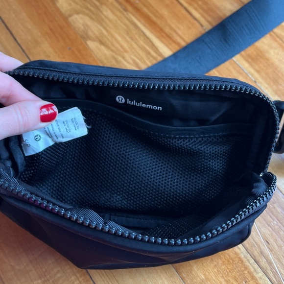 Lululemon Everywhere Belt Bag Black Logo Strap Crossbody Travel Minimalist Black - Picture 6 of 6